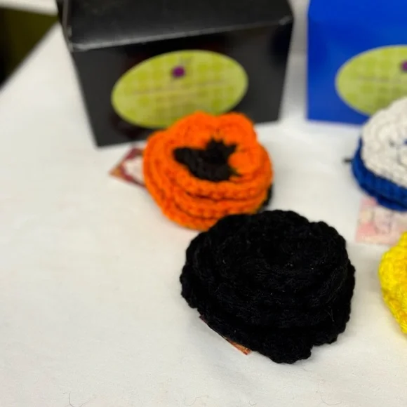 Handmade Crochet Flower Pins New comes with gift box - Picture 5 of 11